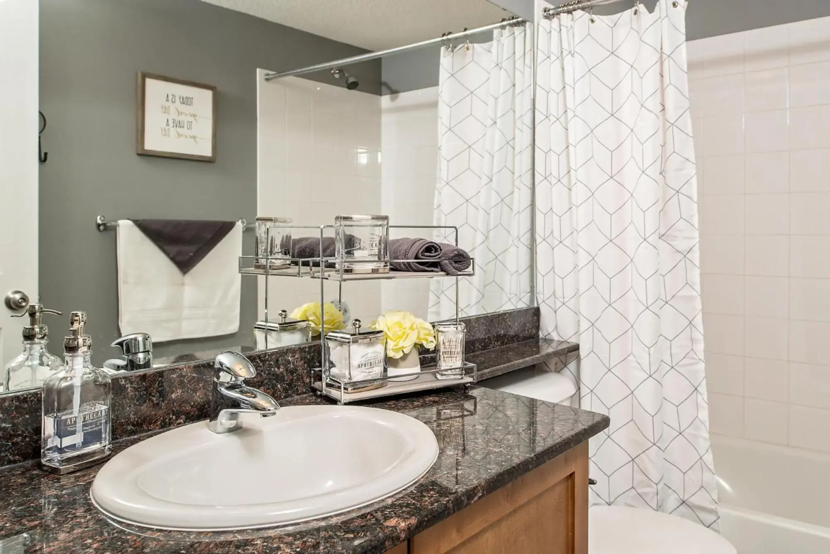 Modern Cozy 2 Bed 2 Bath with Lake and Mountain Views Pool and Hot Tub