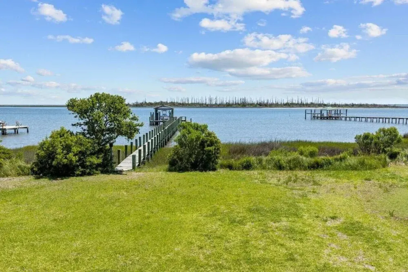 Sunrise Sound Cottage 3 Bedroom Home by RedAwning