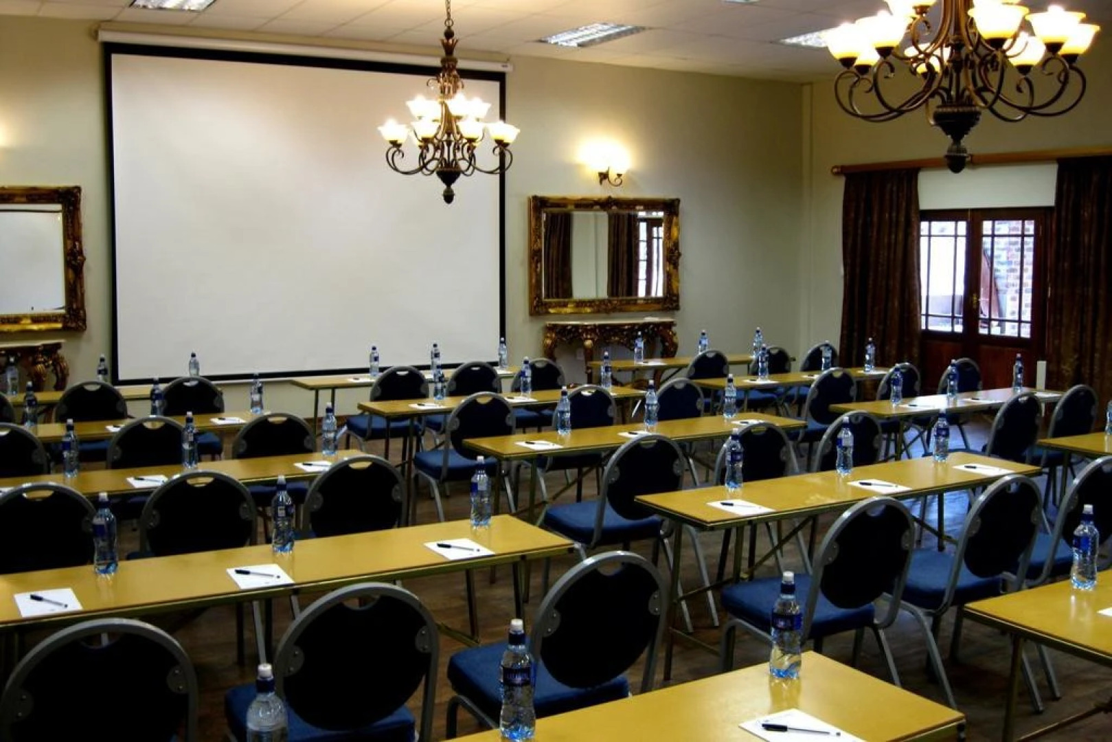 Shangri-La Country Hotel