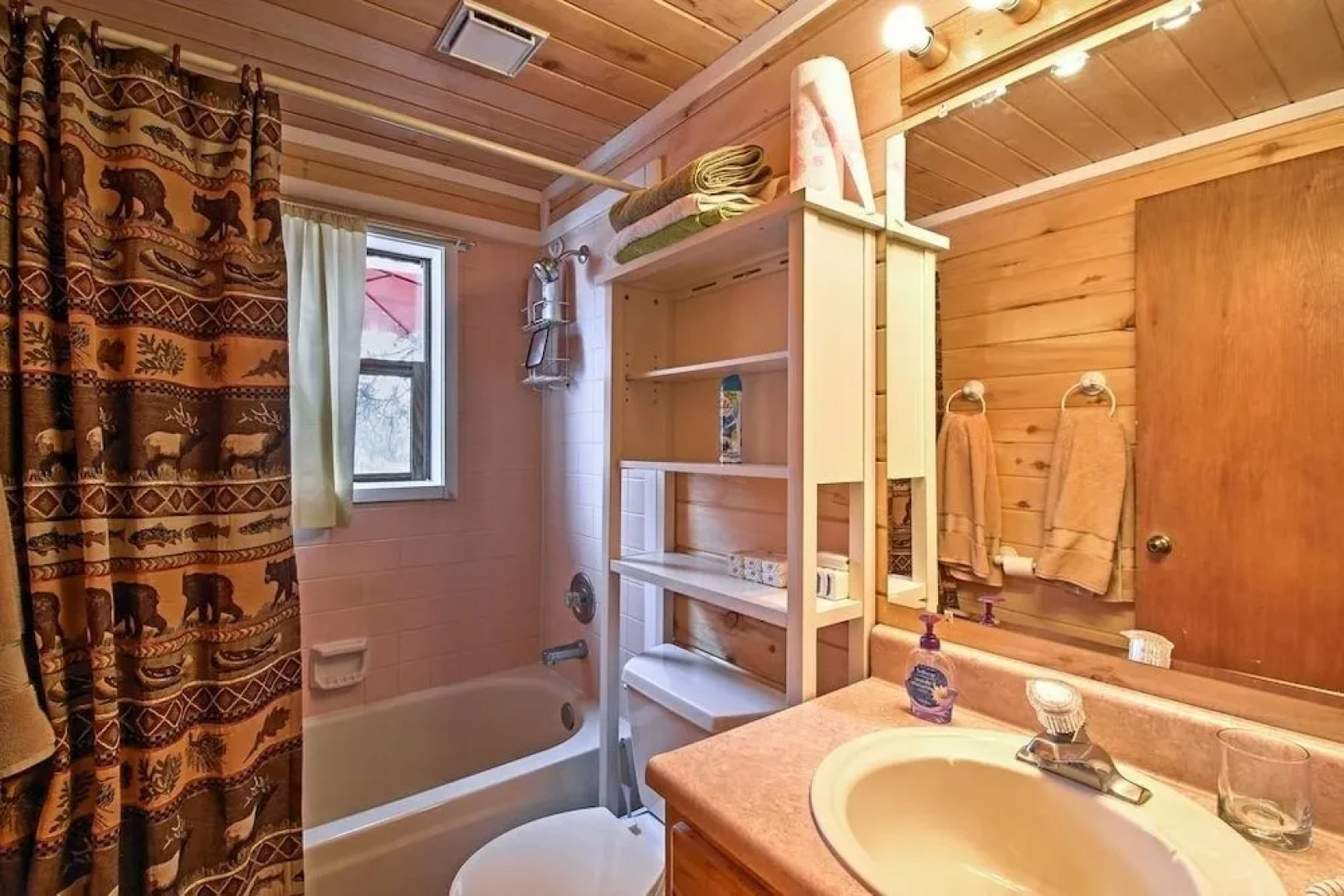 Secluded W/ Game Room & Huge Wraparound Deck 3 Bedroom Cabin