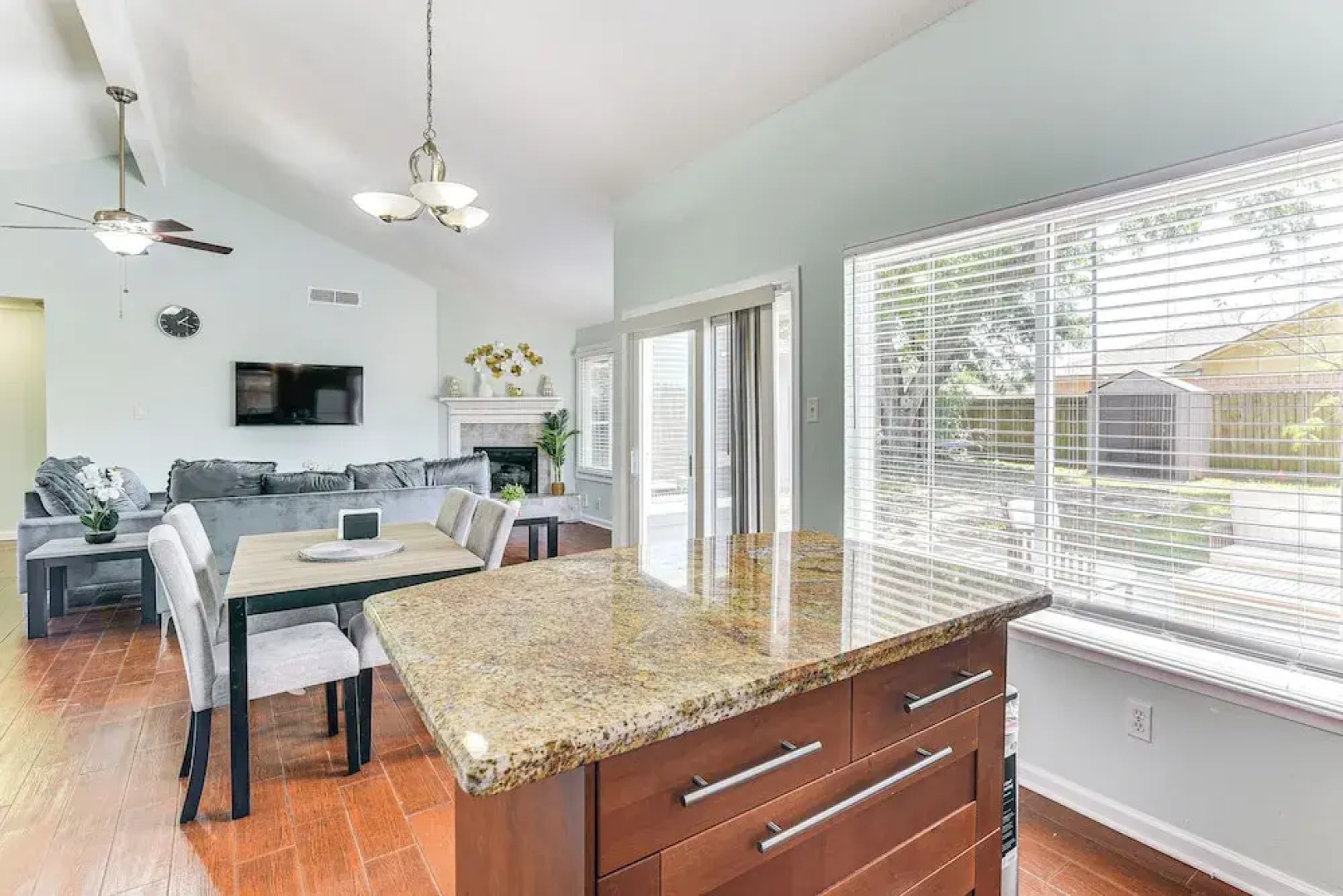 Patio, Fire Pit & Yard: Family Home in Pearland