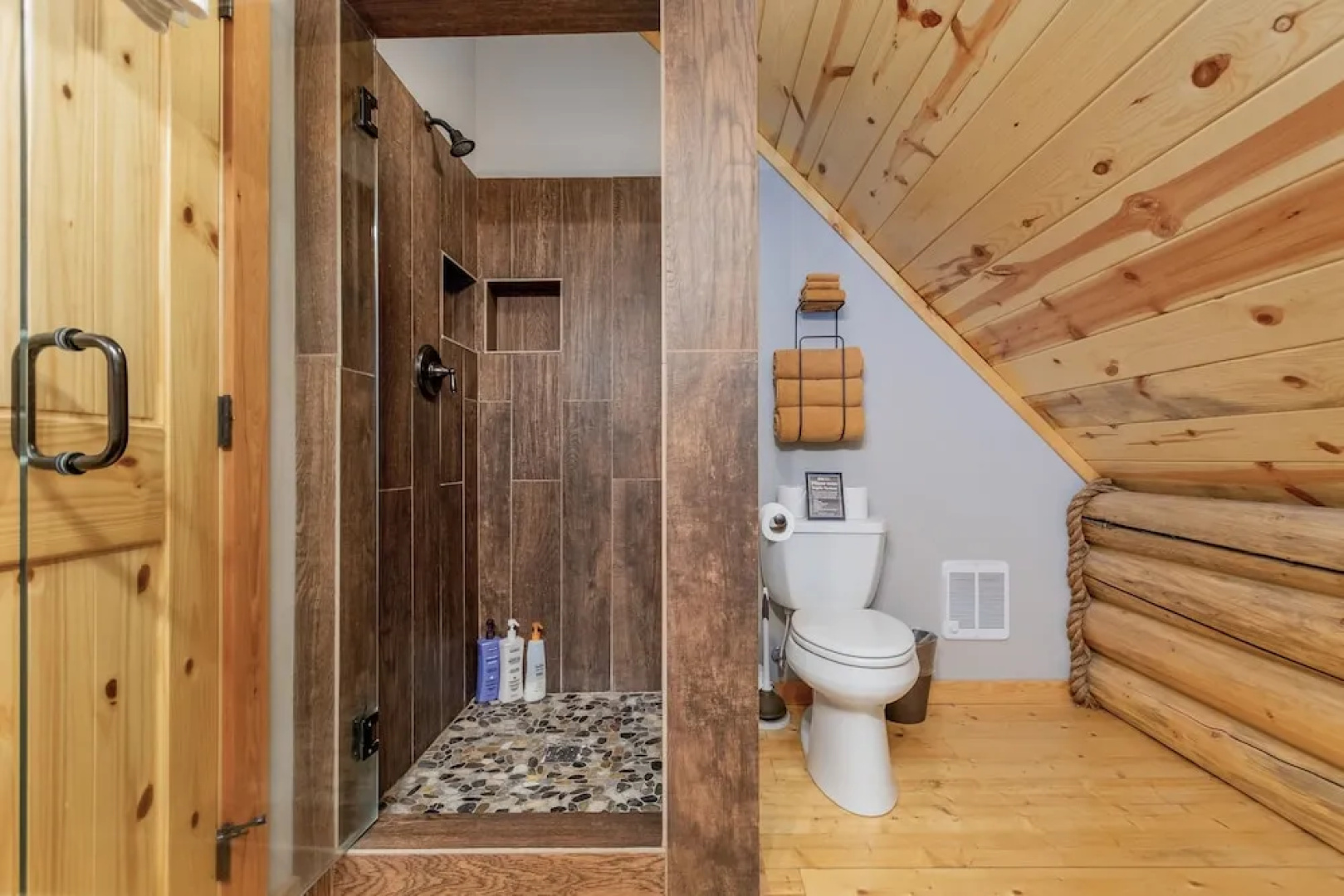 Bearfoot Chalet 3 Bedroom Home by NW Comfy Cabins
