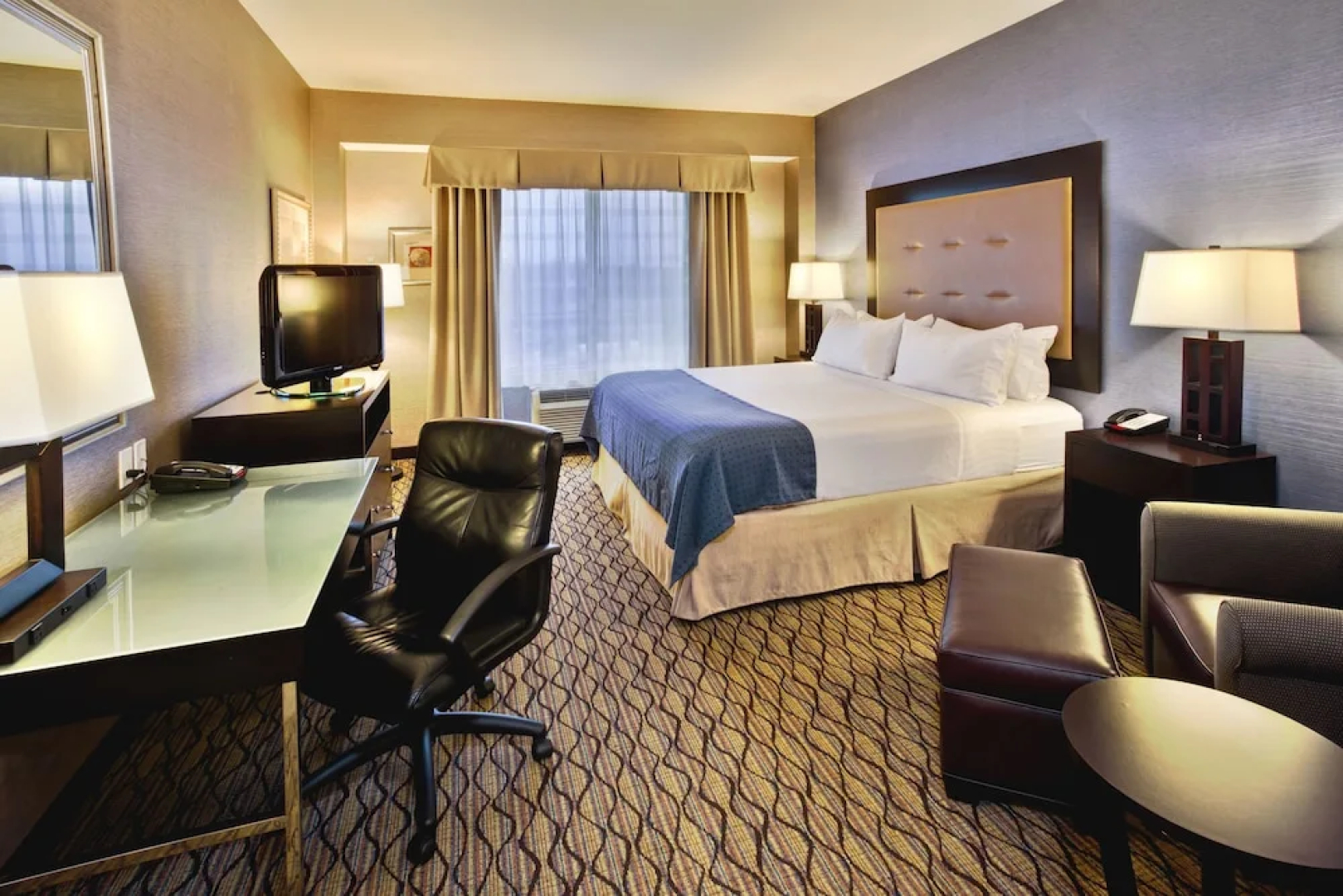 Holiday Inn Hotel & Suites Detroit Metro Airport