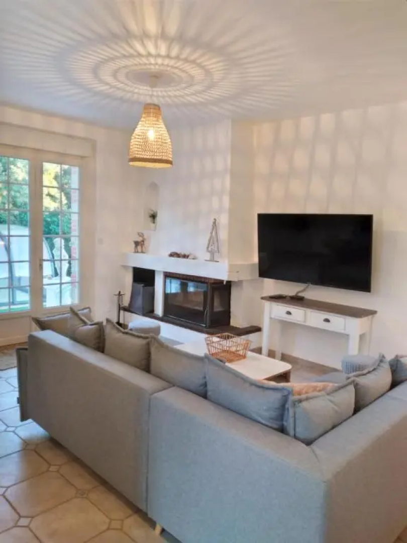 Villa bord de mer avec piscine couverte, bain nordique, salle de jeux.