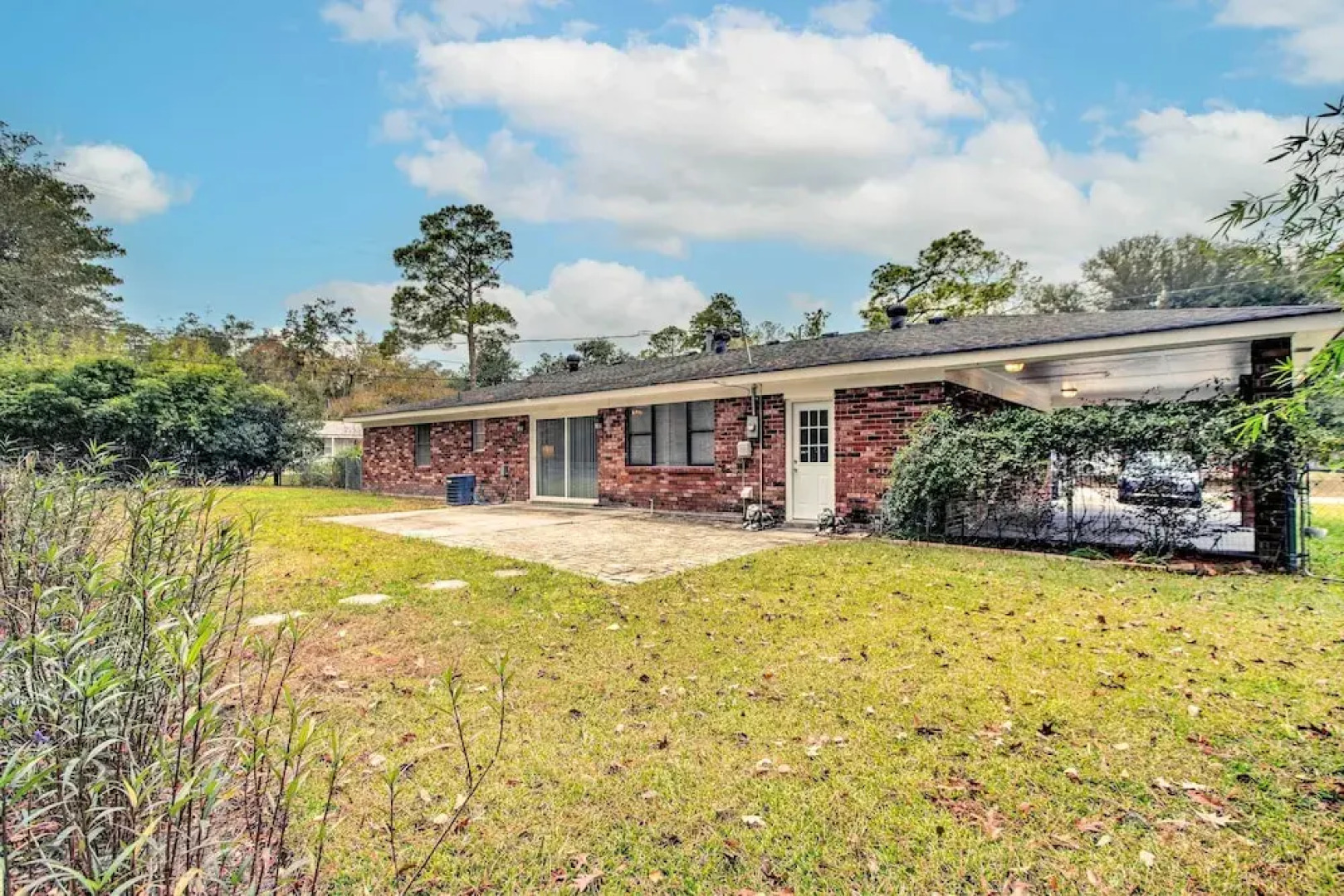 Bright Hinesville Home, 43 Mi to Savannah!