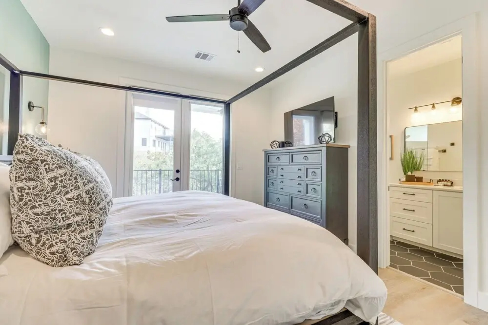 Walk to Beach: Farmhouse w Lake Travis Views