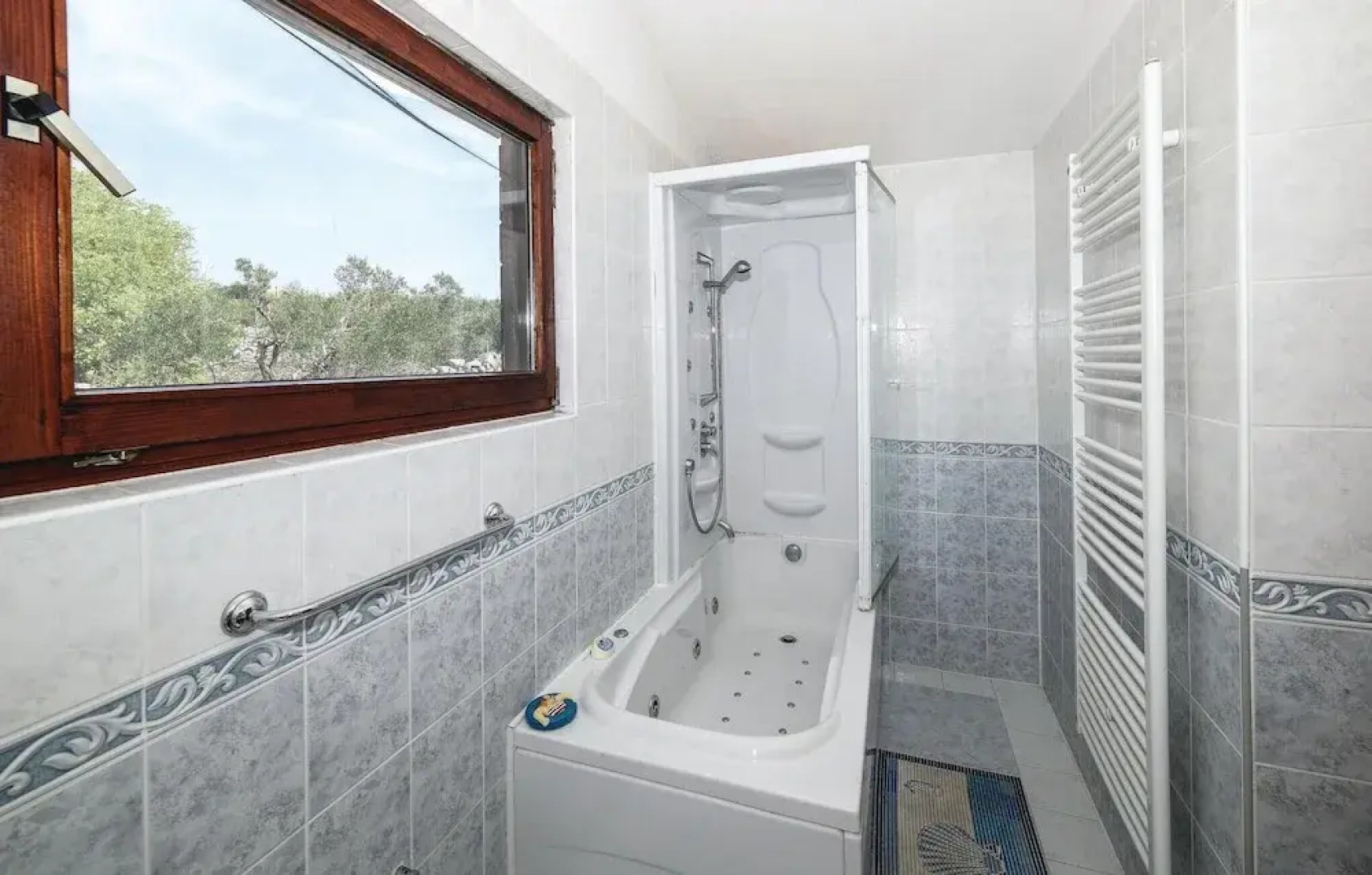 Beautiful Home in Drvenik Mali With Wifi and 5 Bedrooms