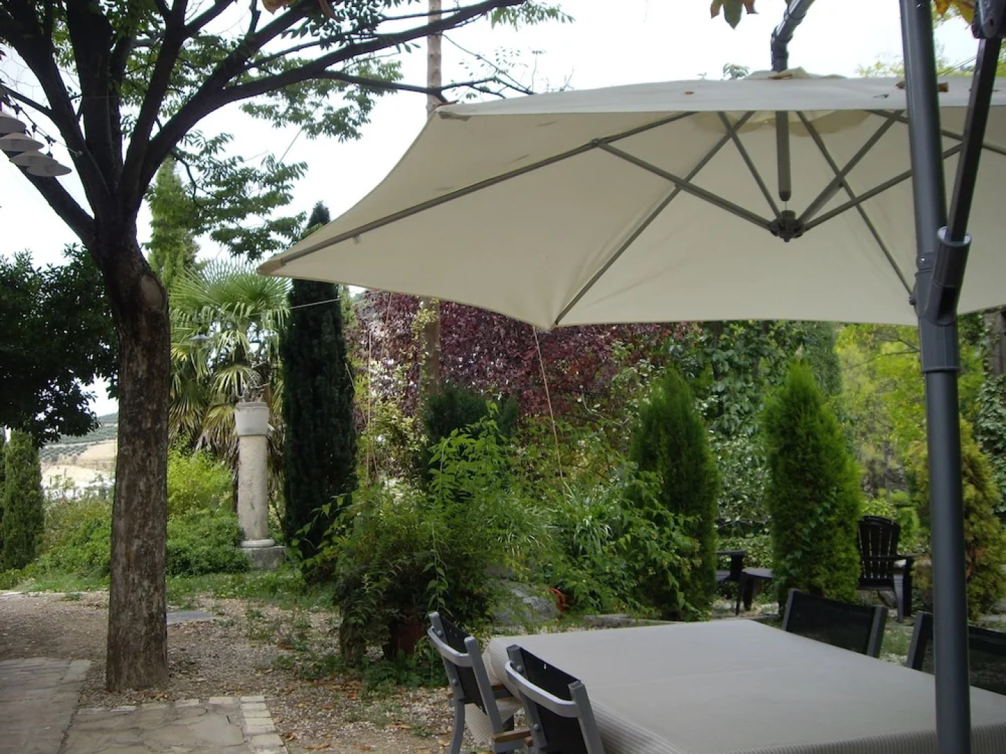 La Casita con jardín frente a la cascada