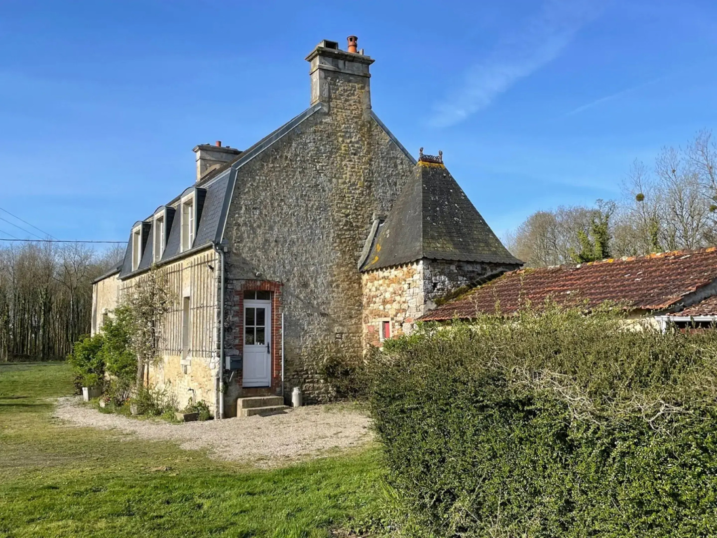 Pretty Holiday Home in Golleville with Private Garden