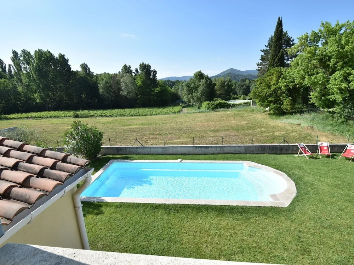 Spacious Villa in Vaison-la-Romaine with Swimming Pool