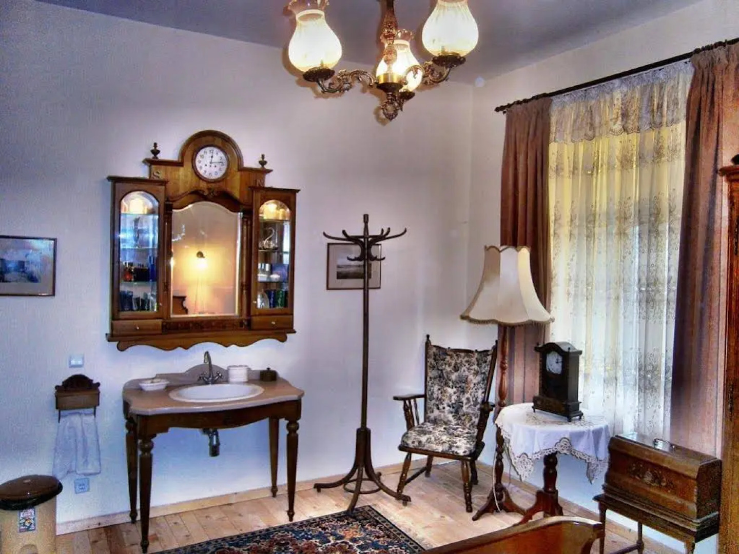 Retro - 19th Century Guest House