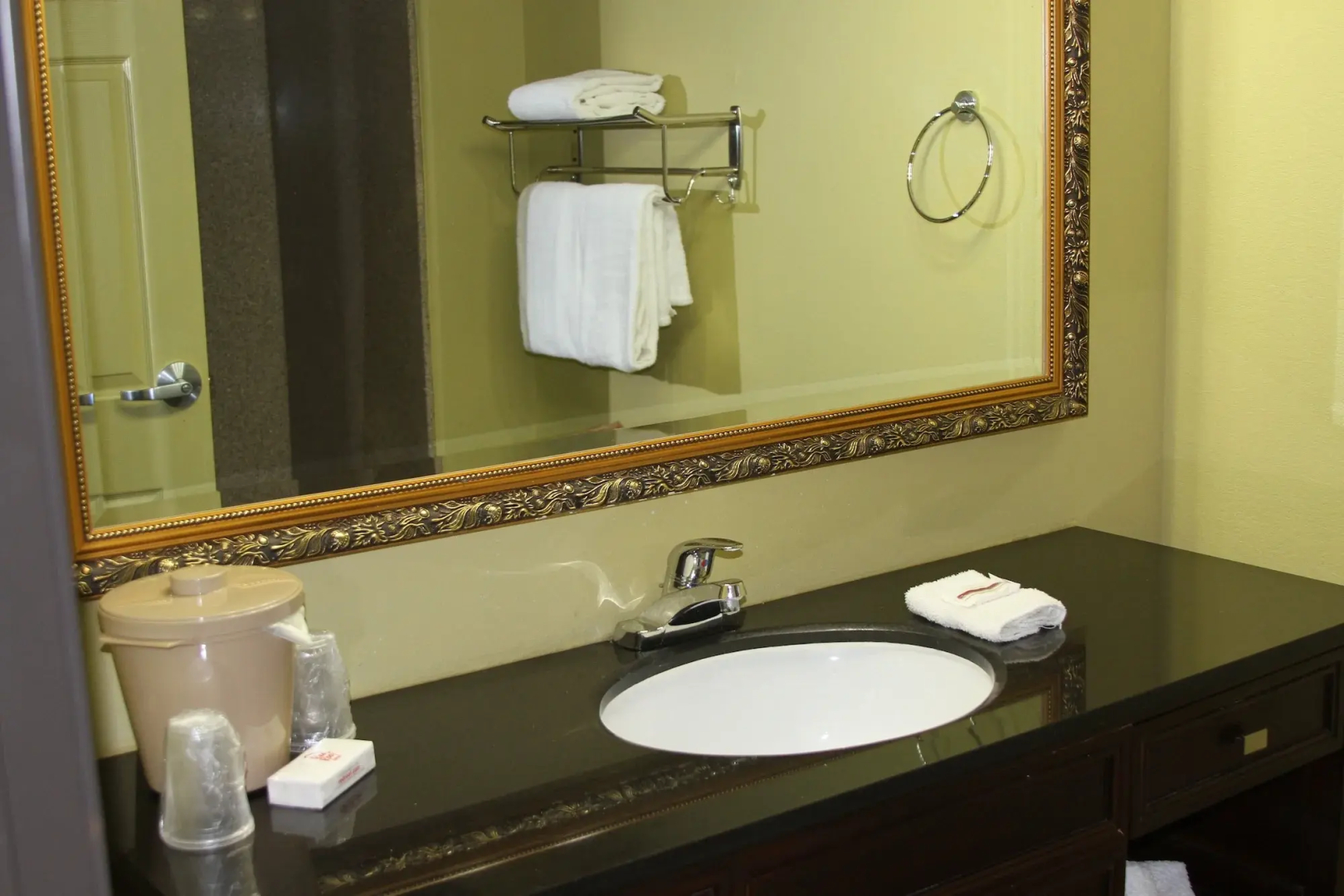 Red Roof Inn & Suites Detroit-Melvindale/ Dearborn