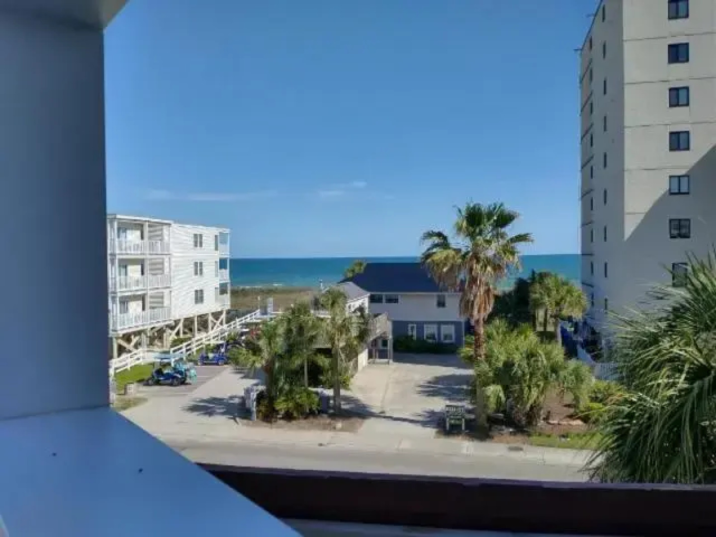 Lovely 2-bedroom condo with pool