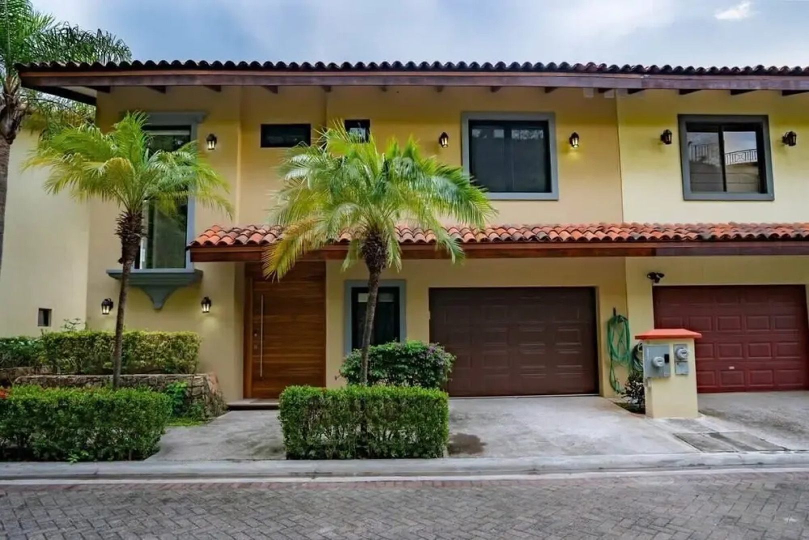 Stylish Villa with Brand-New Furniture, Panoramic Ocean Views, and Infinity Swimming Pool & Hot Tub