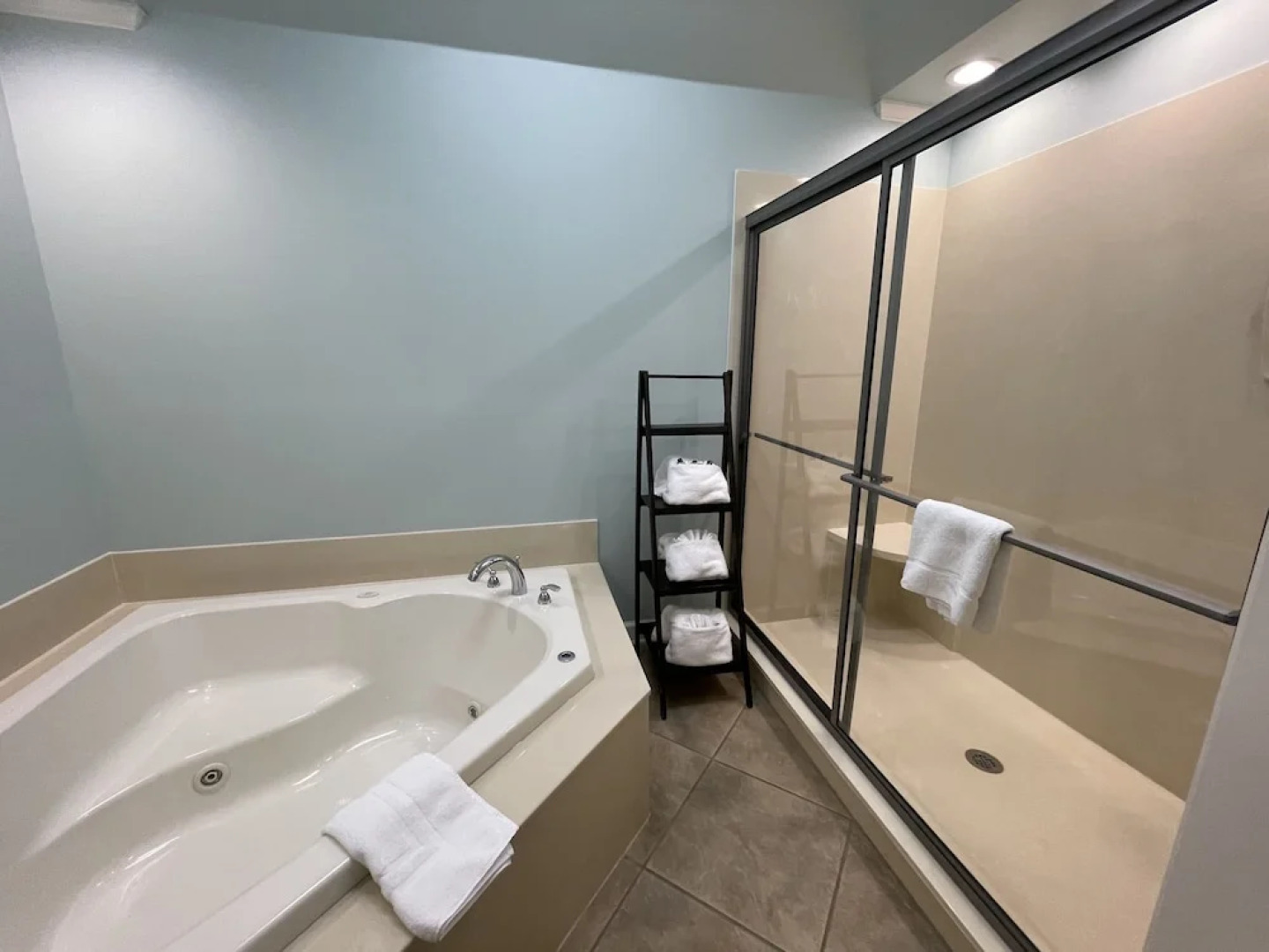 80BPD, Four bedroom, two 1/2 bath log-sided condo with lake view , garage by RedAwning