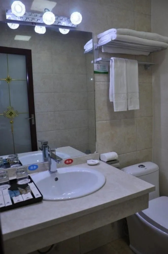 Yichuan Longsheng Business Hotel