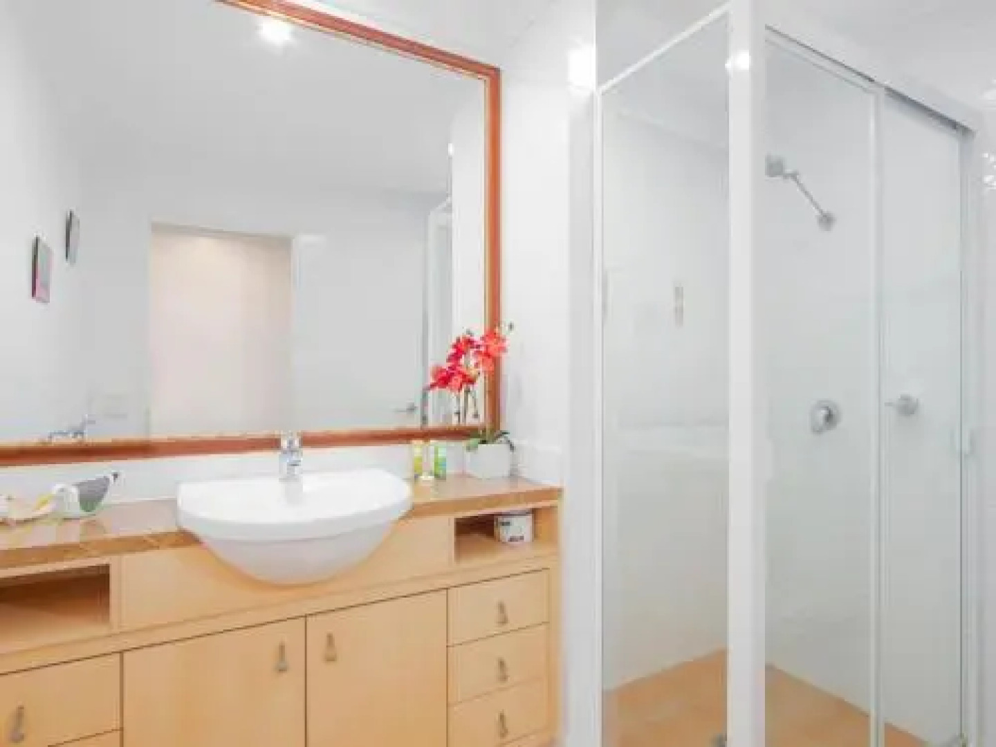 The Sands 2/20 Pacific Parade Opposite beach plus Air