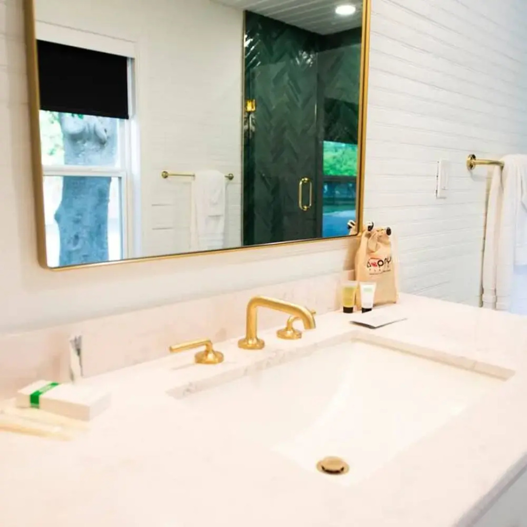 The Mod Poppy Large Home 10 Minutes From it all