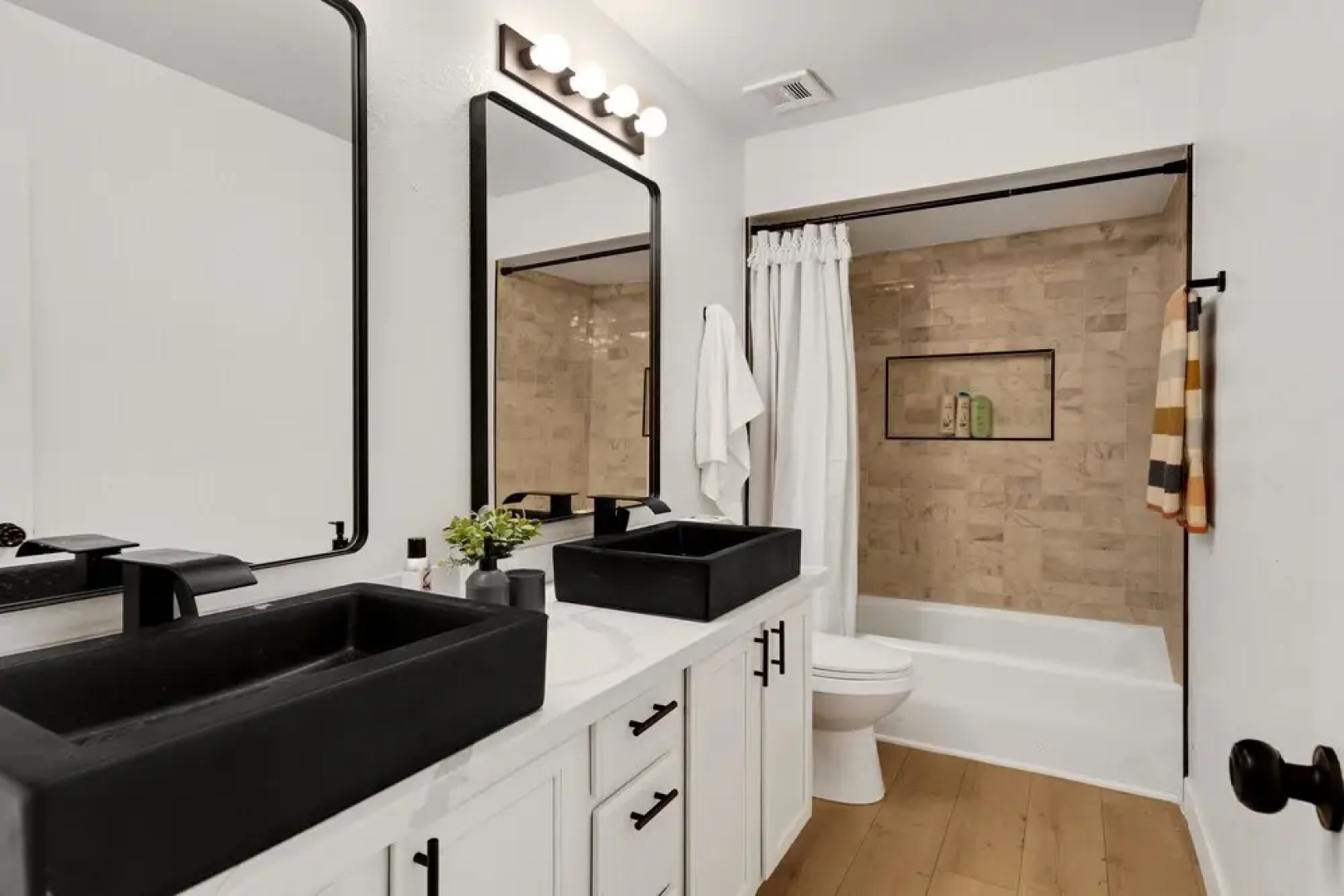 Fabulous Oasis On 59th 4 Bedroom Home by Redawning