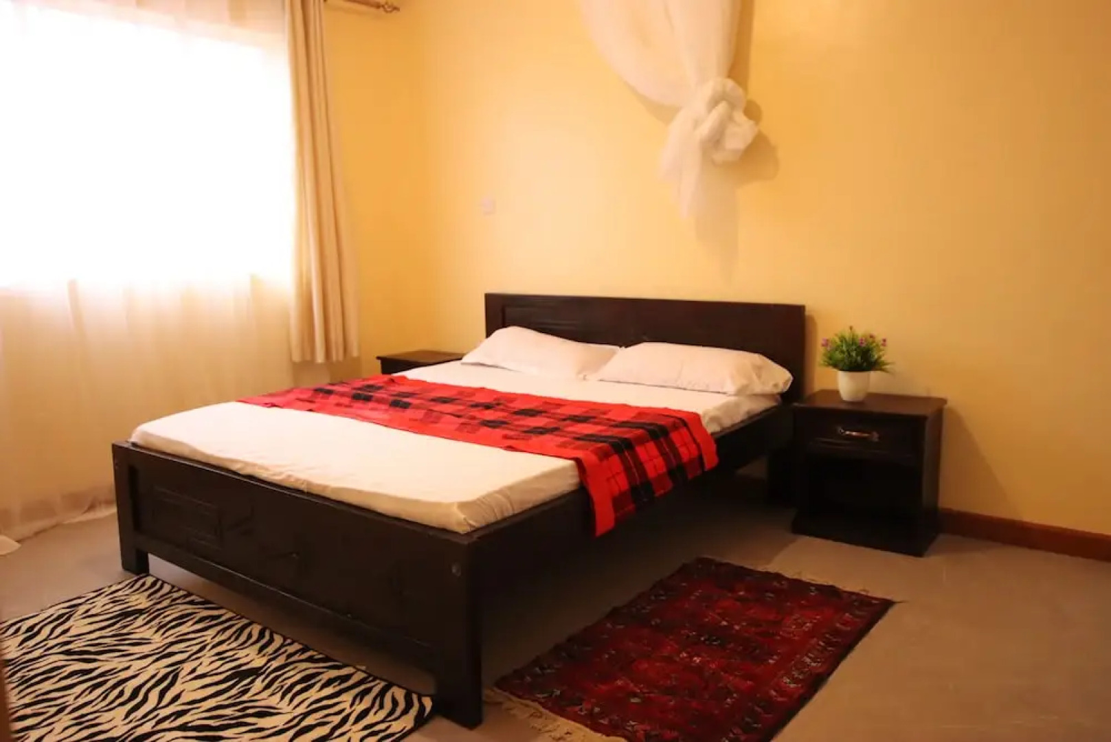 Lux Suites Ebony Mara House