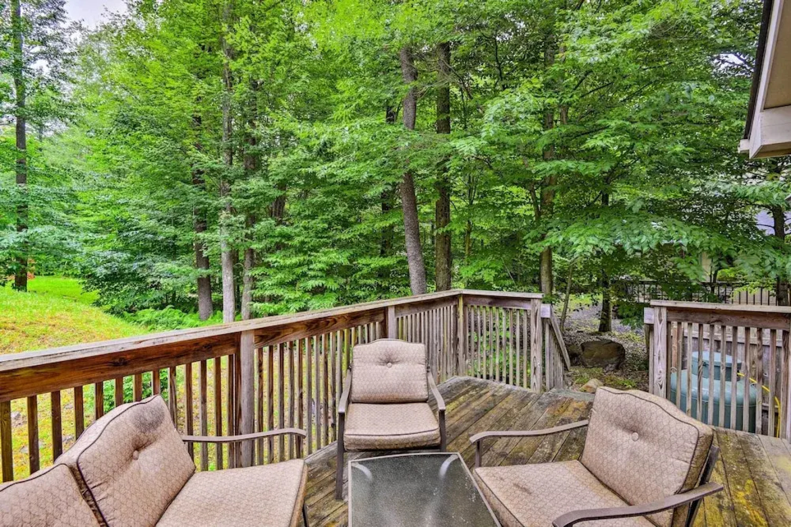 Walk to Beach: Beautiful Lake Naomi Retreat!
