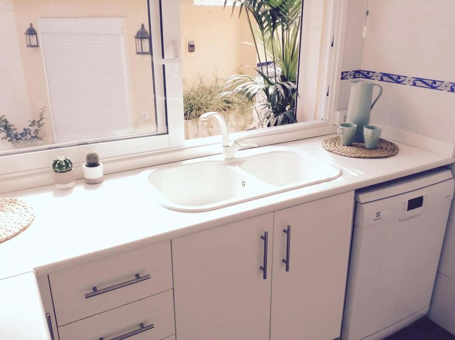 Villa in protected space in front of the sea