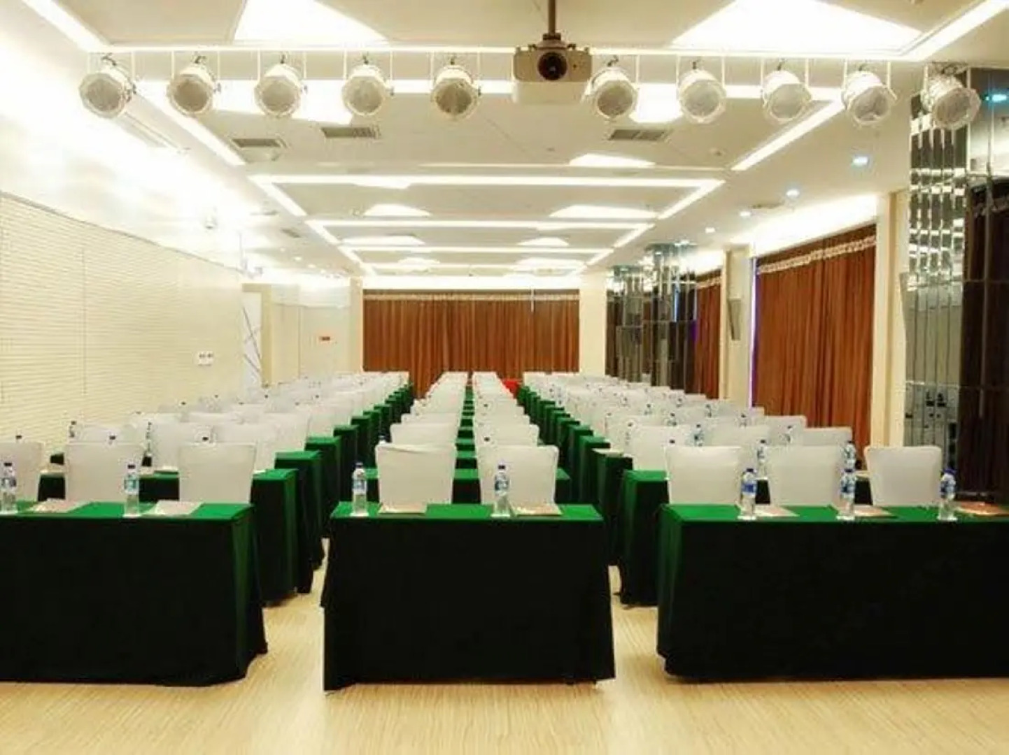 Wuhan Zhuo Yue Holiday Hotel