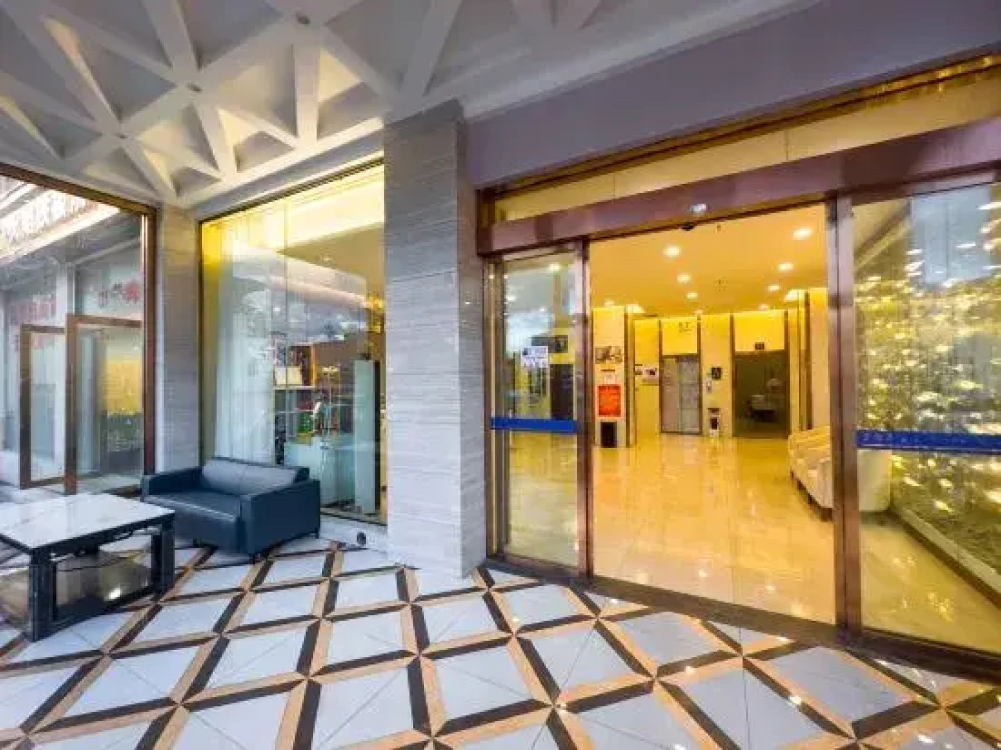 Crown Boutique Hotel