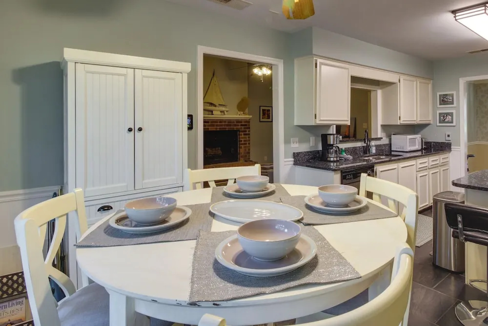 Sunny Savannah Home w/ Hot Tub ~ 10 Mi to Downtown