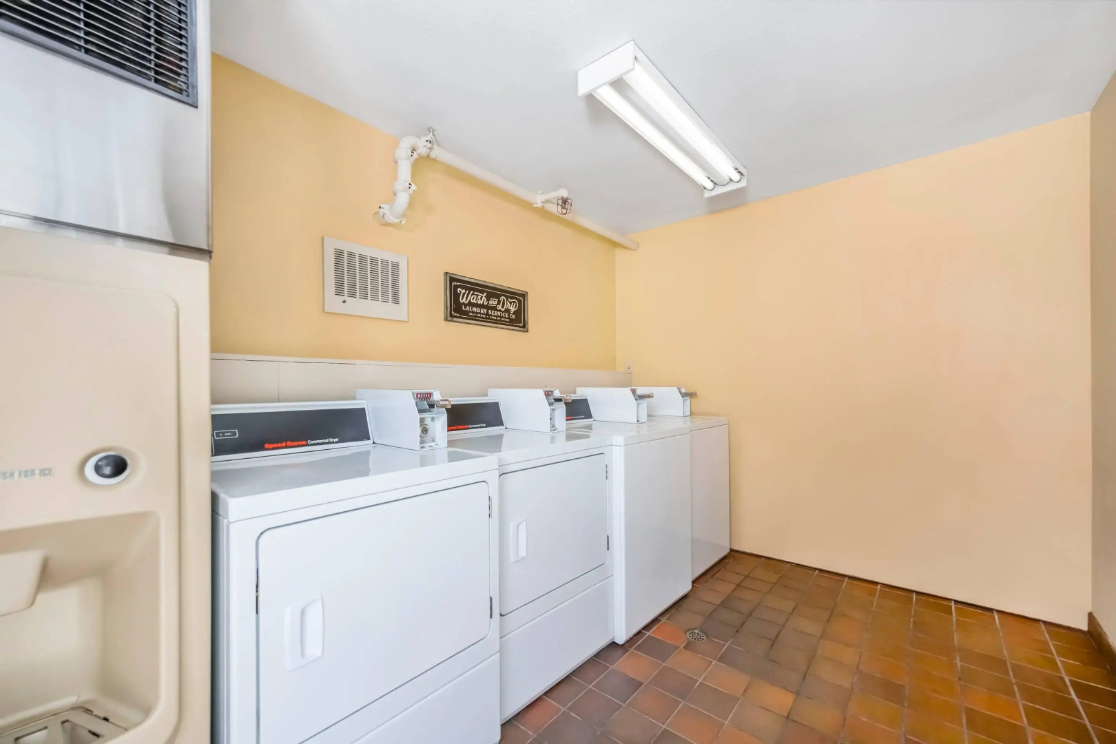 Econo Lodge Inn & Suites