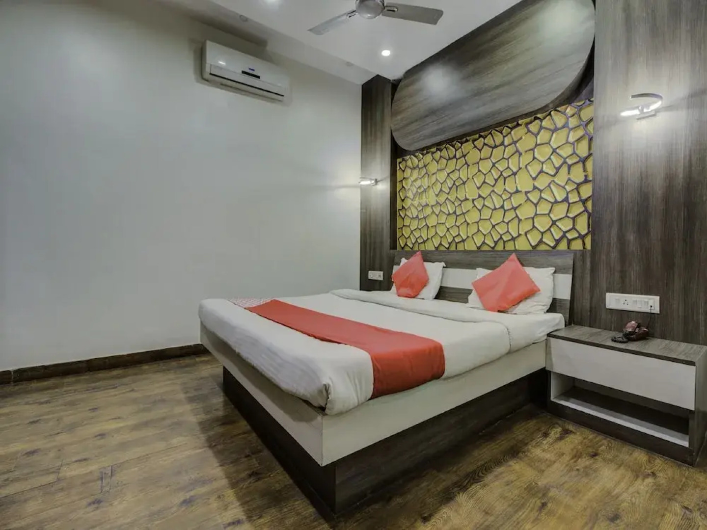 OYO 22530 Savoy Hotel