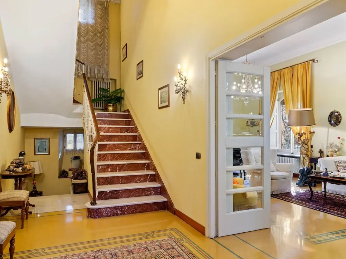 Plush Holiday Home in Macerata with Jacuzzi
