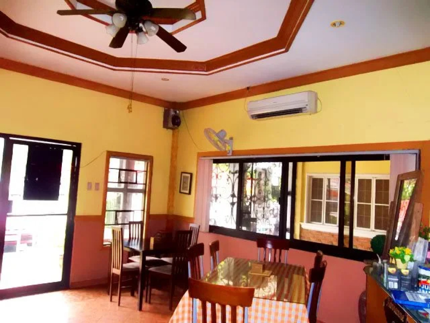 Advianne's Cafe, Hotel, and Restaurant