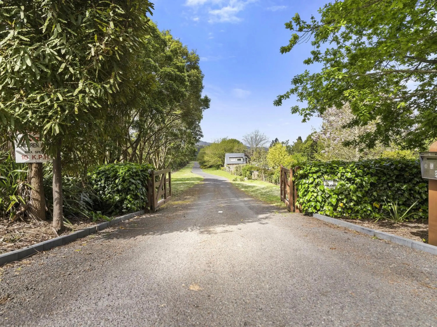Rainbow Cottage - Lake Tarawera Cottage