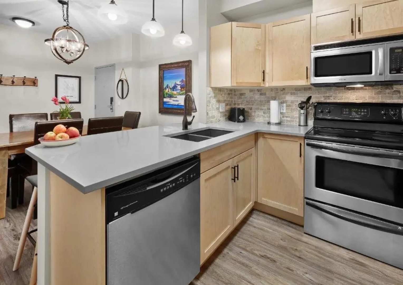 Newly Renovated Grizzly Lodge, Spacious 3BR 2BA with open pool, hot tub