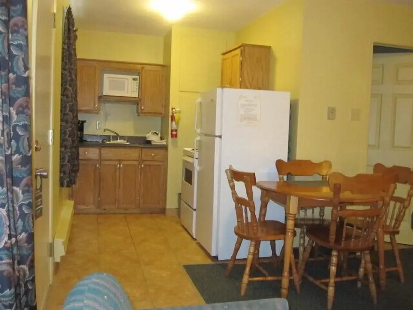 Shallow Bay Motel & Cabins