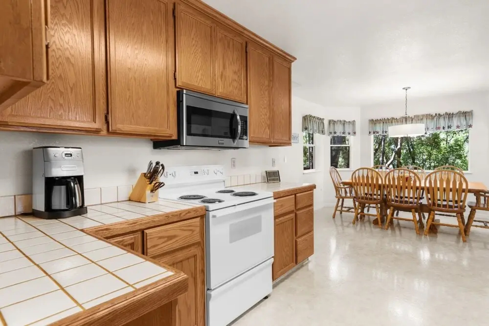 The Gathering Place - 2-Level Home with Game Room by Yosemite Region Resorts