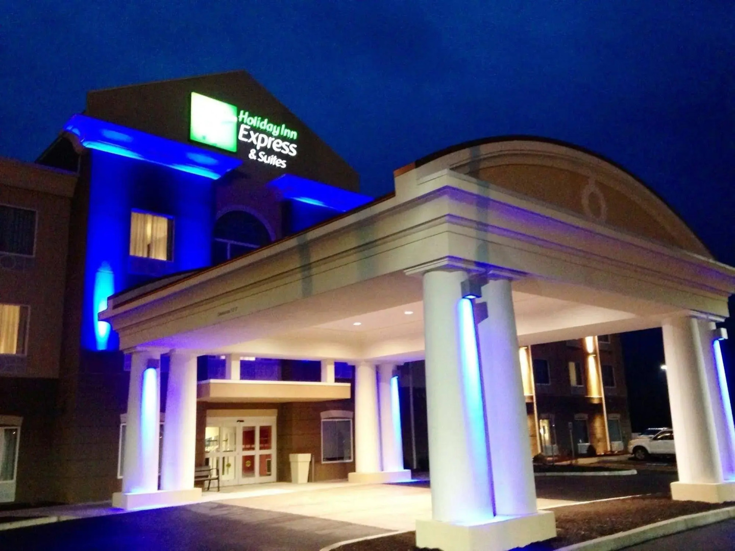 Holiday Inn Express & Suites Utica by IHG