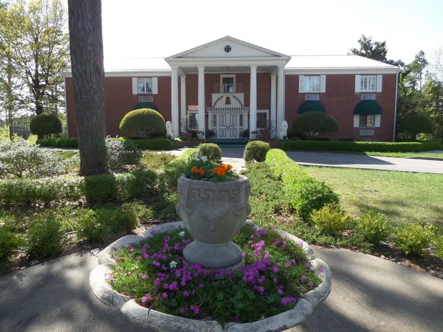 Colonial Inn