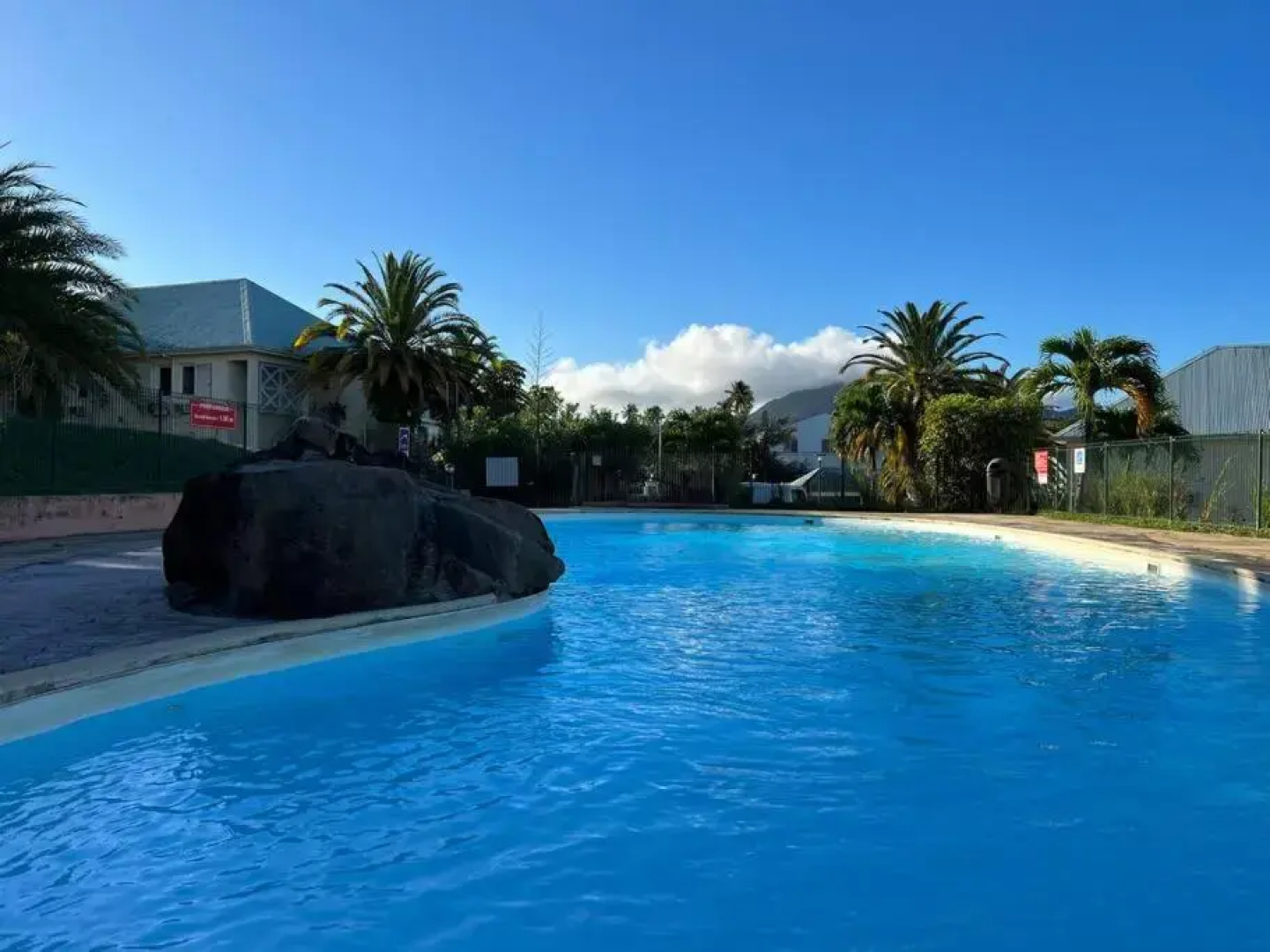 Zabana Lodge, dans un jardin tropical avec piscine