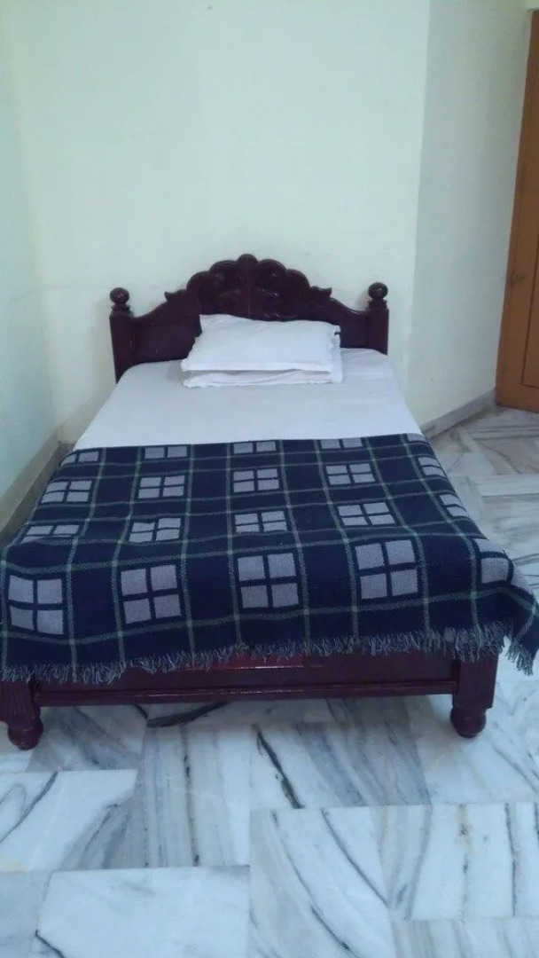 Iroomz Krishna Grand Inn