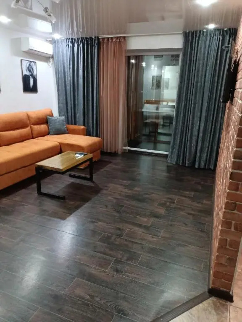 Ujutnaja i prostornaja kvartira v 50 metrah ot gorodskogo parka