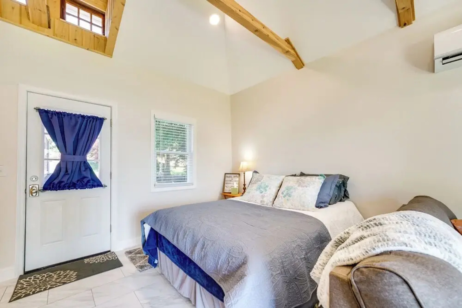 Serene Riverfront St. Clair Studio: Walk to Dtwn!