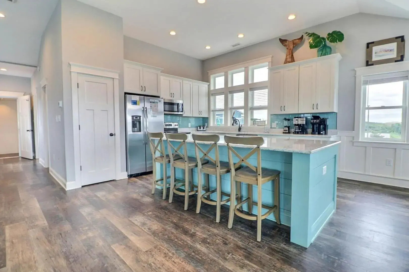 4059 - Bikinis & Martinis