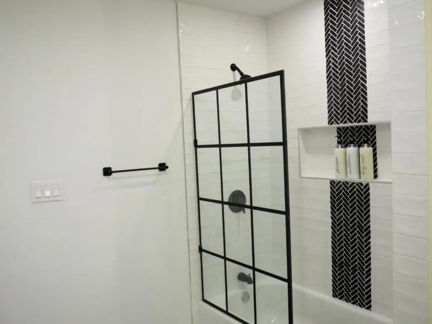 Newly Renovated, Modern 3 Bedroom 2 Bath Farmhouse in the City