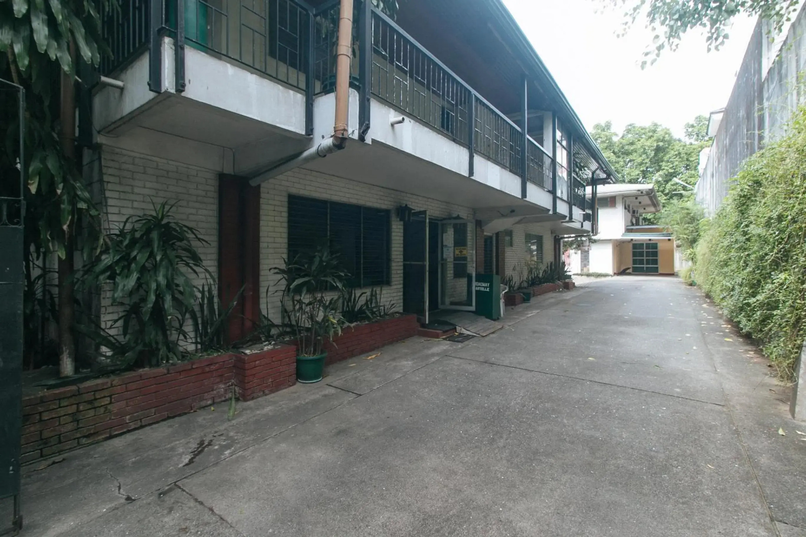 Broadway Court Apartelle