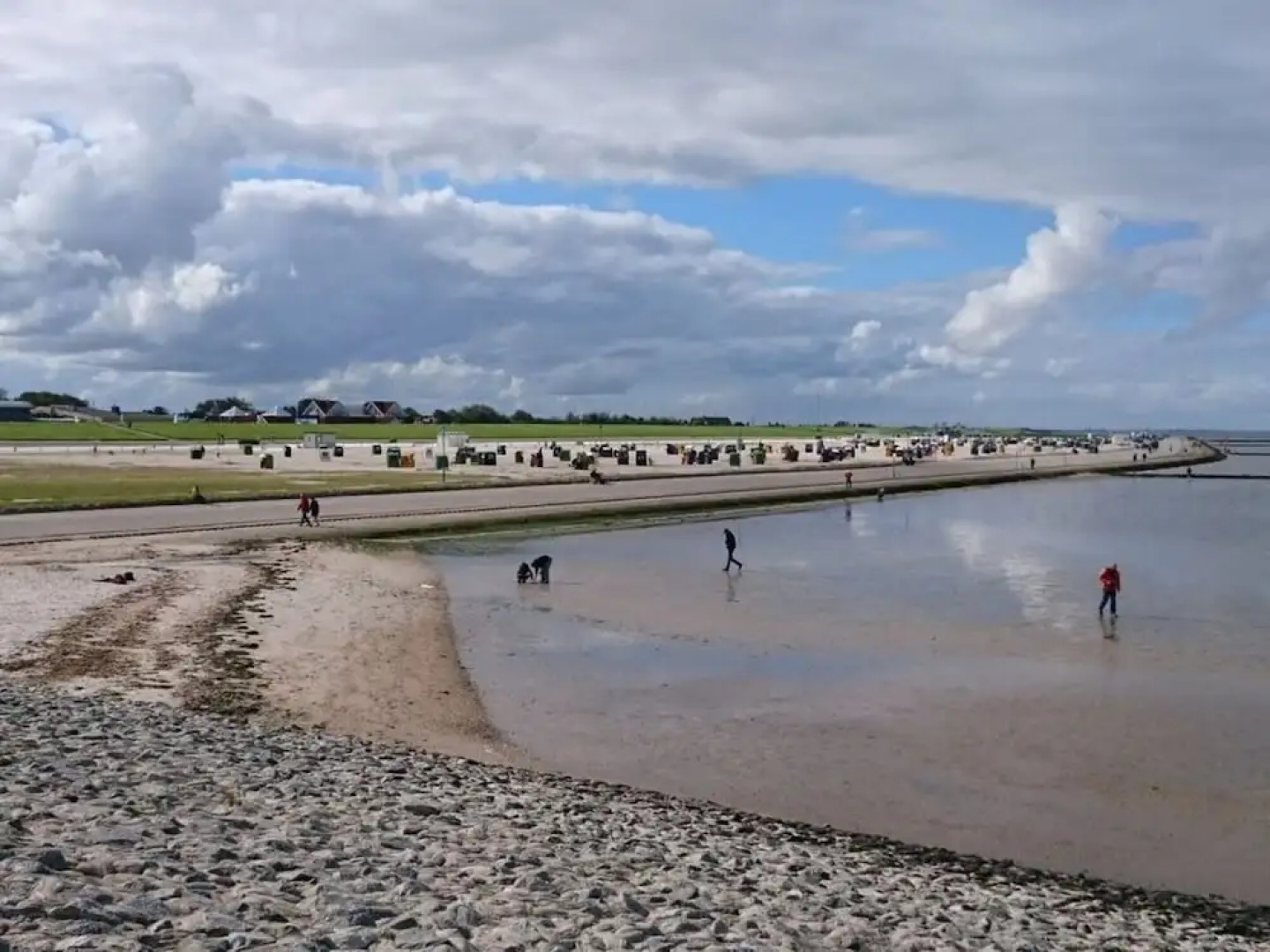 Dyke Space 50 m to the Beach sea