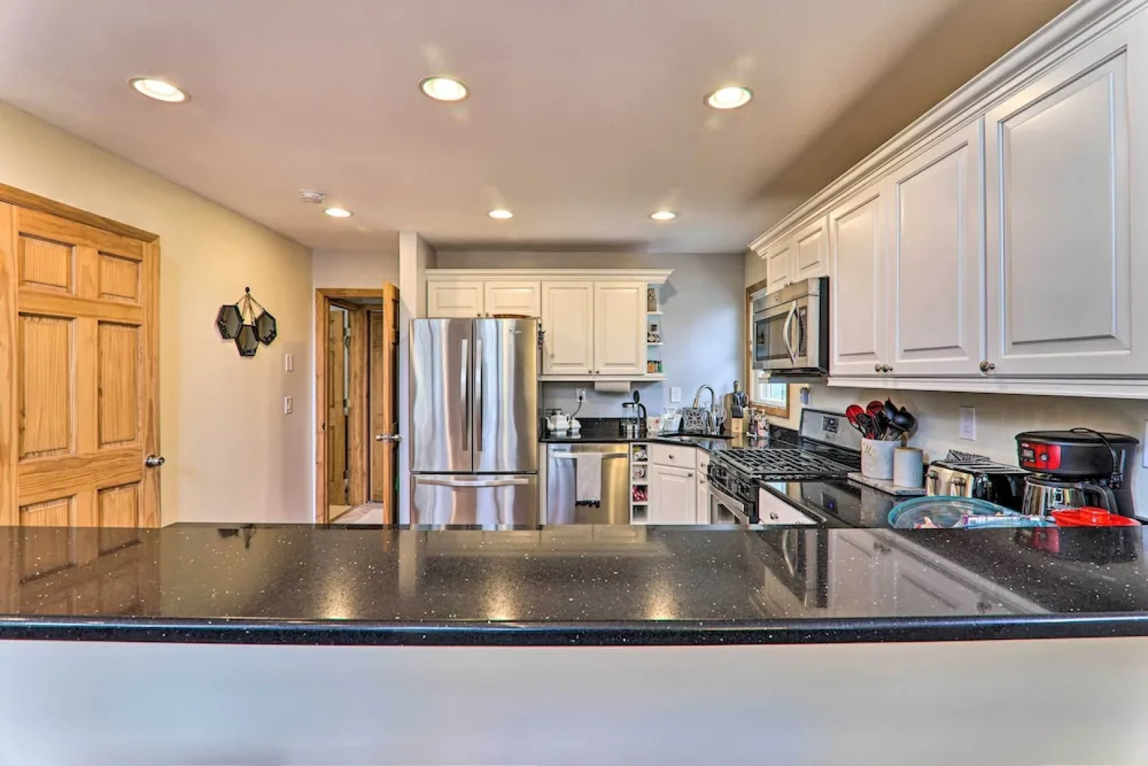 Large Deck + Resort Amenities: Lake Ariel Retreat