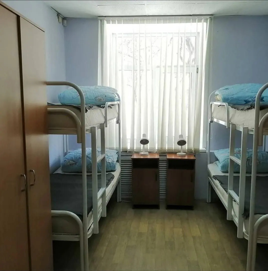 Красный диван