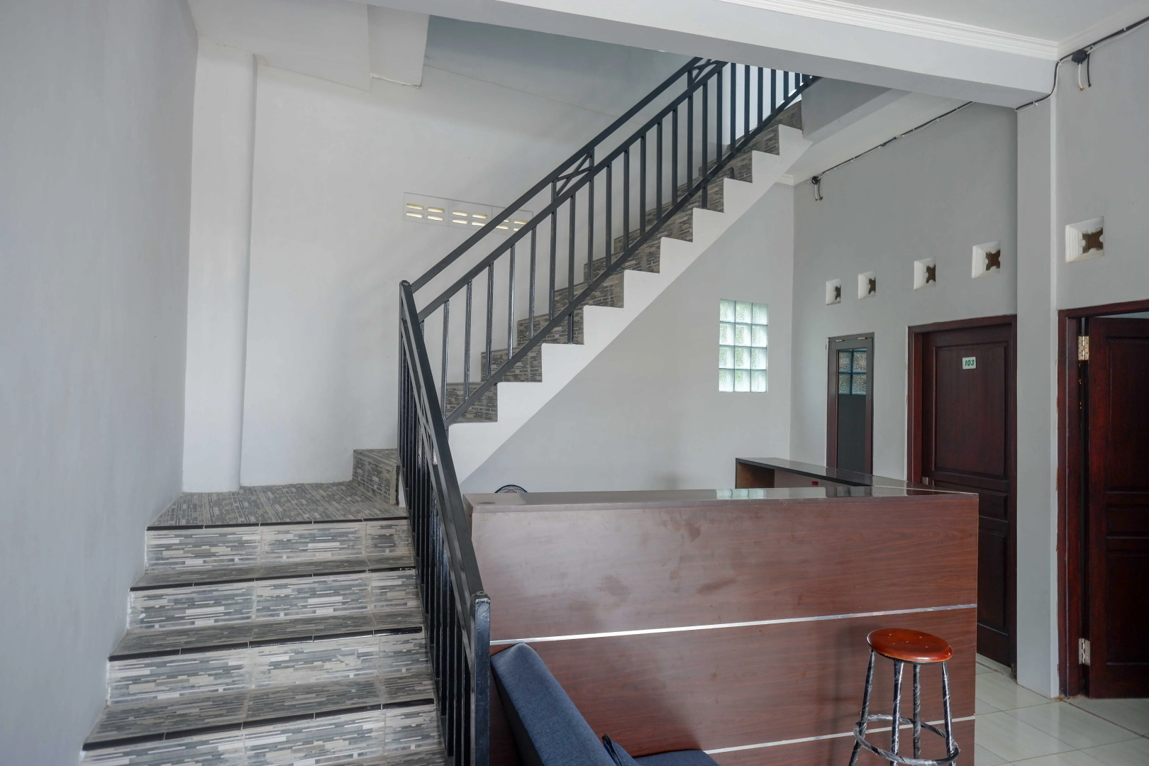 RedDoorz near Patung Kuda Solo Baru